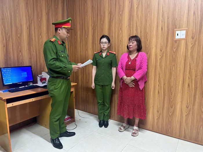 Lực lượng chức năng đọc lệnh tạm giữ, tạm giam đối tượng Nguyễn Thị Hồng