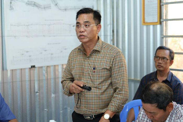 Ông Nguyễn Ngọc Đông, Phó Giám đốc Ban Quản lý dự án đầu tư xây dựng số 2 báo cáo tiến độ dự án tại buổi làm việc
