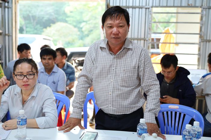 Phó Giám đốc Sở Nông nghiệp và Môi trường Lâm Đồng Huỳnh Duy Khôi báo cáo các vấn đề liên quan vật liệu đất đắp phục vụ dự án