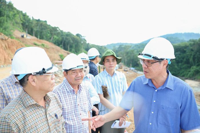 Phó Chủ tịch UBND tỉnh Lâm Đồng Nguyễn Minh chỉ đạo khi kiểm tra thực tế về tiến độ thi công dự án Hồ chứa nước Ka Pét