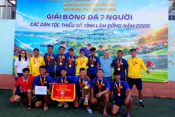 Ban Tổ chức trao cúp vô địch cho đội Gia Phúc, xã Đức Trọng