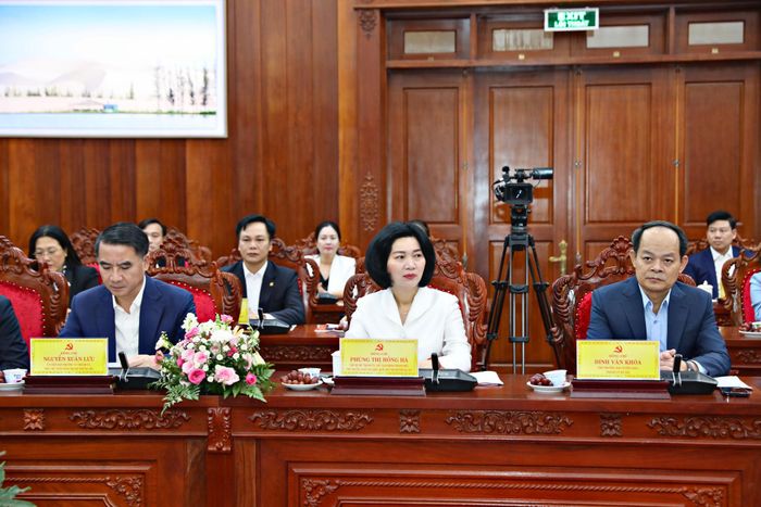 Các đồng chí: Phùng Thị Hồng Hà, Phó Bí thư Thành ủy, Chủ tịch HĐND TP Hà Nội (hàng đầu, ở giữa); Nguyễn Xuân Lưu, Ủy viên Ban Thường vụ Thành ủy, Phó Chủ tịch UBND TP Hà Nội (hàng đầu, bên trái); Đinh Văn Khóa, Phó trưởng Ban Tuyên giáo Thành ủy Hà Nội (hàng đầu, bên phải) tham dự hội nghị