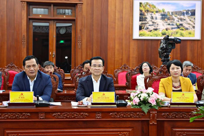Các đồng chí: Hồ Văn Mười, Ủy viên Ban Chấp hành Trung ương Đảng, Phó Bí thư Tỉnh ủy, Chủ tịch UBND tỉnh (hàng đầu, ở giữa); Phạm Thị Phúc, Phó Bí thư Tỉnh ủy, Chủ tịch Ủy ban MTTQ Việt Nam tỉnh (hàng đầu, bên phải); K' Mák, Ủy viên Ban Thường vụ Tỉnh ủy, Phó Chủ tịch HĐND tỉnh (hàng đầu, bên trái) tham dự hội nghị