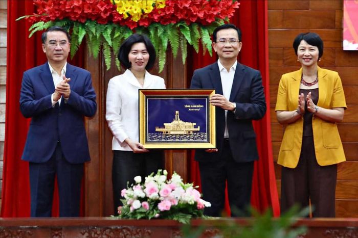 Các đồng chí Thường trực Tỉnh ủy Lâm Đồng tặng quà lưu niệm cho lãnh đạo Thành ủy Hà Nội