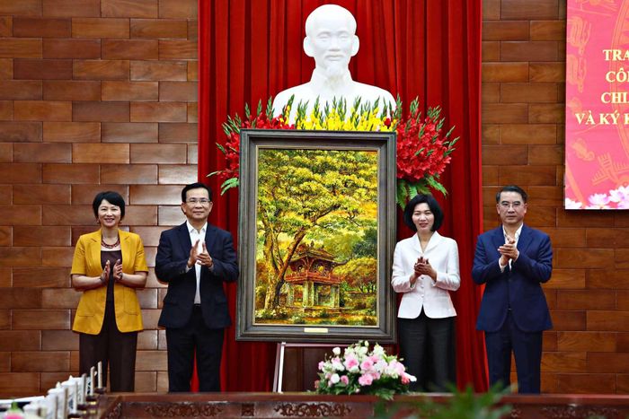 Lãnh đạo Thành ủy Hà Nội tặng quà lưu niệm thắt chặt mối quan hệ với tỉnh Lâm Đồng