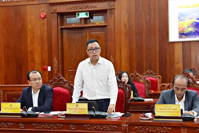Phó Giám đốc Sở Tài chính tỉnh Lâm Đồng Nguyễn Trần Nhật Huy báo cáo một số lĩnh vực thế mạnh Lâm Đồng mong muốn hợp tác phát triển với TP Hà Nội
