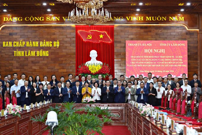 Các đại biểu 2 địa phương chụp hình lưu niệm