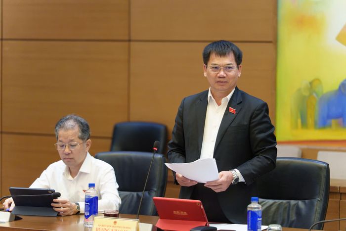 Đại biểu Dương Khắc Mai, Phó trưởng Đoàn chuyên trách Đoàn ĐBQH tỉnh Lâm Đồng phát biểu tại phiên thảo luận