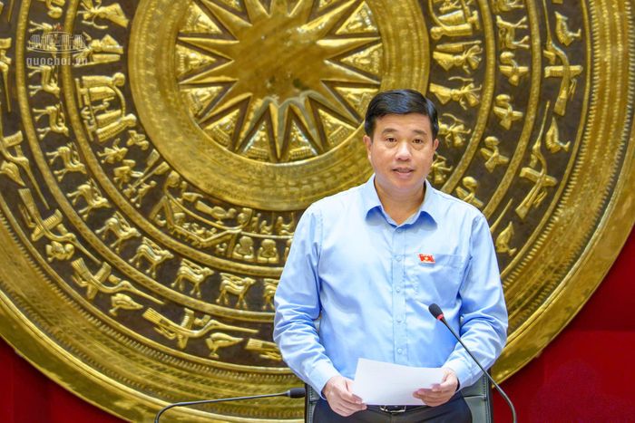 Đồng chí Y Thanh Hà Niê Kđăm, Ủy viên Trung ương Đảng, Bí thư Tỉnh ủy, Trưởng Đoàn ĐBQH tỉnh Lâm Đồng điều hành phiên thảo luận