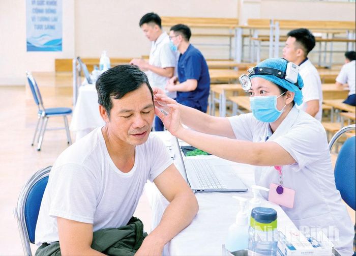 Bác sĩ Bệnh viện Đa khoa tỉnh Ninh Bình khám bệnh cho người dân phường Tây Hoa Lư.