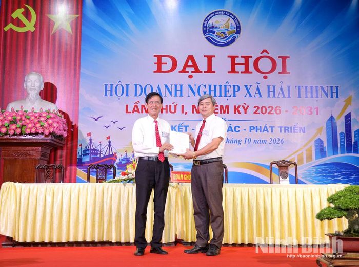 Lãnh đạo xã Hải Thịnh trao Quyết định thành lập Hội Doanh nghiệp xã.