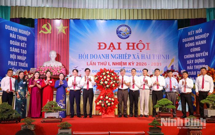 Lãnh đạo xã Hải Thịnh tặng hoa chúc mừng Ban Chấp hành Hội Doanh nghiệp xã khoá I, nhiệm kỳ 2026-2031.