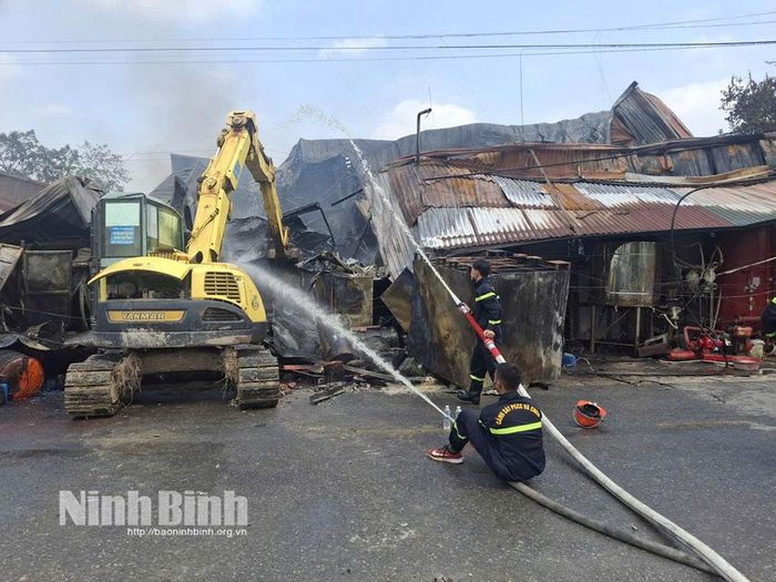 Đám cháy dữ dội do xưởng có nhiều vật liệu dễ cháy. (Ảnh: CTV)