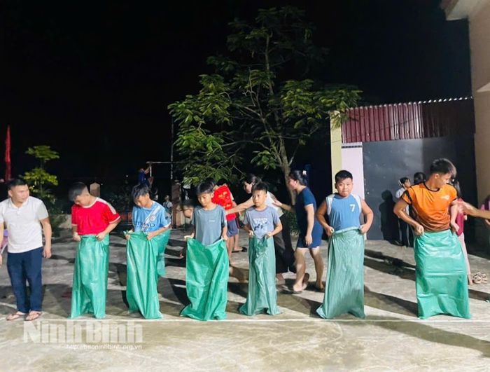 Tổ chức các hoạt động vui chơi cho trẻ em tại nhà văn hóa xóm Đông Yên, xã Định Hoá.