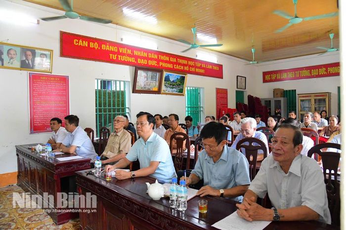 Một buổi sinh hoạt, hội họp định kỳ của cán bộ và đại diện nhân dân tại nhà văn hóa thôn Gia Thịnh (xã Gia Viễn) sau khi ổn định bộ máy tổ chức.