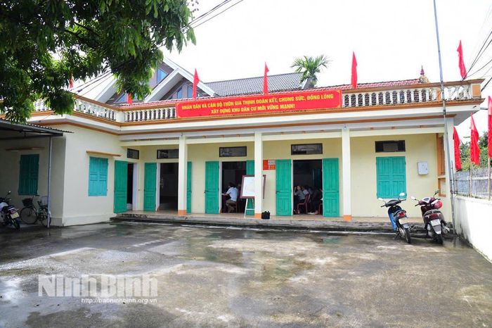 Nhà văn hóa thôn Gia Thịnh (xã Gia Viễn) khang trang, có khuôn viên rộng rãi được lựa chọn làm trung tâm sinh hoạt của khu dân cư mới.