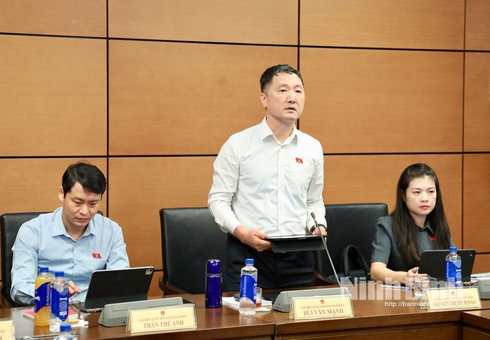 Các đại biểu tham gia phát biểu thảo luận.