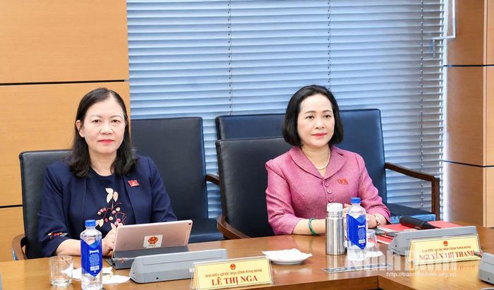 Các đại biểu dự thảo luận tại tổ.