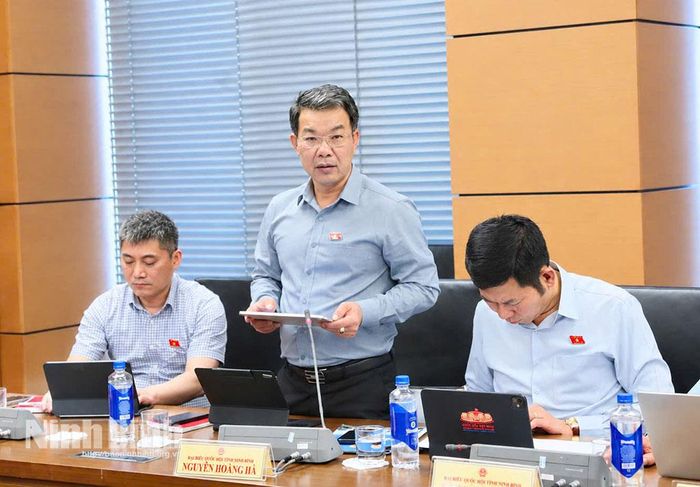 Đại biểu Nguyễn Hoàng Hà, Ủy viên Ban Thường vụ Tỉnh ủy, Phó Chủ tịch Thường trực Ủy ban MTTQ Việt Nam tỉnh Ninh Bình phát biểu thảo luận.