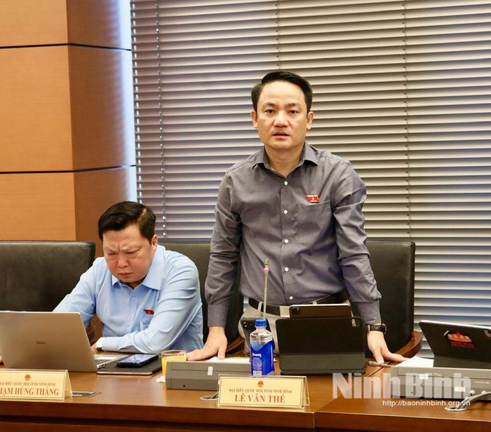 Đại biểu Lê Văn Thế, Tỉnh ủy viên, Phó Trưởng Đoàn ĐBQH chuyên trách tỉnh Ninh Bình phát biểu thảo luận.