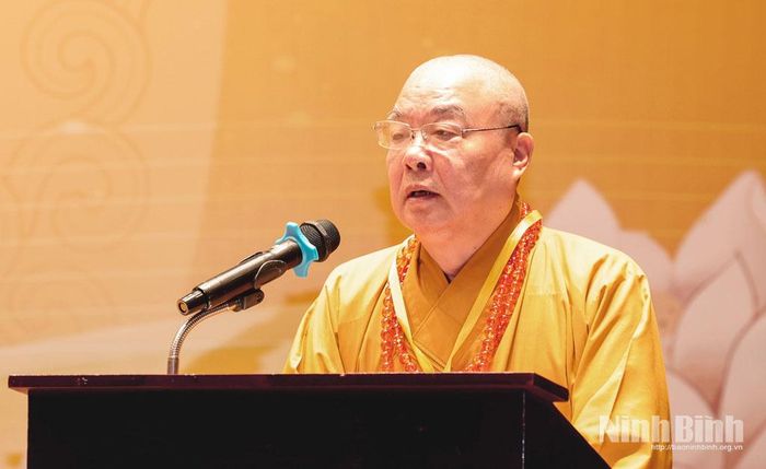 Trưởng lão Hòa thượng Thích Thanh Nhiễu, Ủy viên Thường trực Hội đồng Chứng minh, Phó Chủ tịch Hội đồng Thường trực Trị sự Giáo hội Phật giáo Việt Nam tham luận tại Hội thảo.
