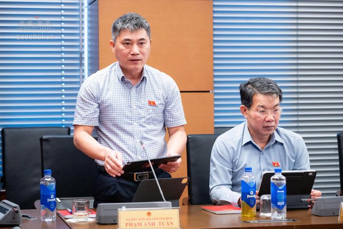 Đại biểu Phạm Anh Tuấn, Tỉnh ủy viên, Trưởng Ban Văn hóa Xã hội HĐND tỉnh Ninh Bình phát biểu thảo luận.