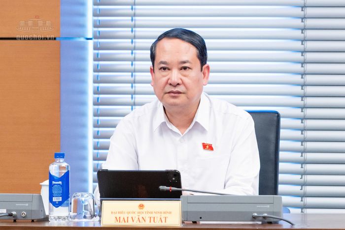 Đồng chí Mai Văn Tuất, Phó Bí thư Tỉnh ủy, Trưởng Đoàn ĐBQH tỉnh Ninh Bình điều hành phiên thảo luận.