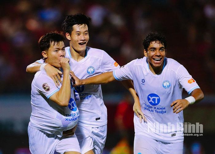 Cầu thủ Mạnh Quỳnh và đồng đội ăn mừng sau bàn thắng mở tỷ số 1-0 cho Thép Xanh Nam Định.