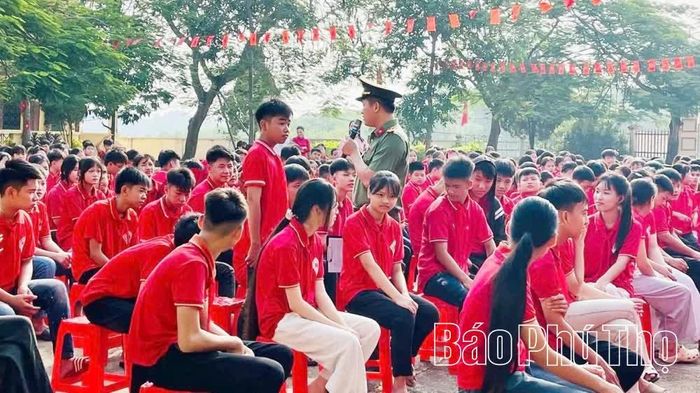 Công an xã Đồng Lương tuyên truyền kỹ năng sử dụng mạng xã hội an toàn, phòng, chống lừa đảo trực tuyến cho học sinh.