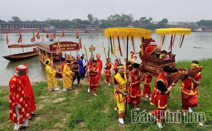 Nước thiêng sau khi lấy từ ngã ba sông, được rước lên bờ bởi đoàn trai tráng trong làng Bạch Hạc.