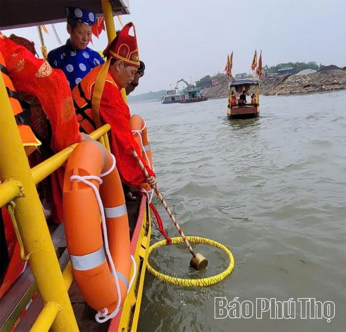 Nước thiêng nơi ngã ba sông sẽ được các cao niên dùng gáo đồng thỉnh lên chum để rước vào bờ sau nhiều nghi thức tâm linh.