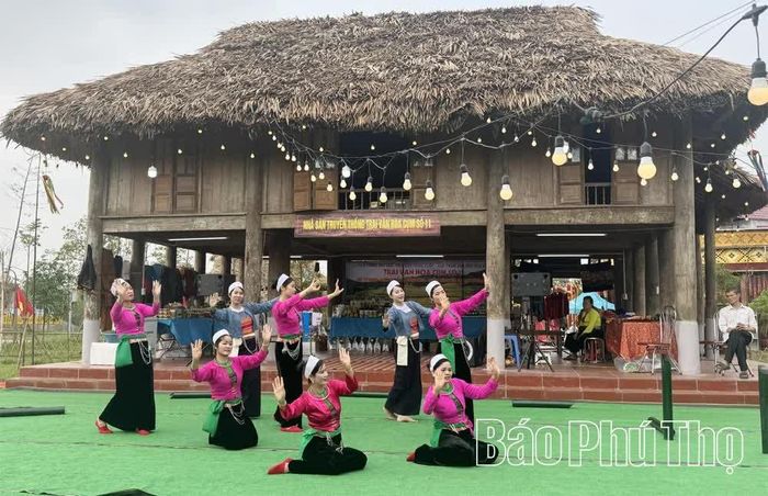 Văn nghệ quần chúng là điểm nhấn văn hóa đặc sắc trong chương trình Giỗ Tổ Hùng Vương - Lễ hội Đền Hùng.