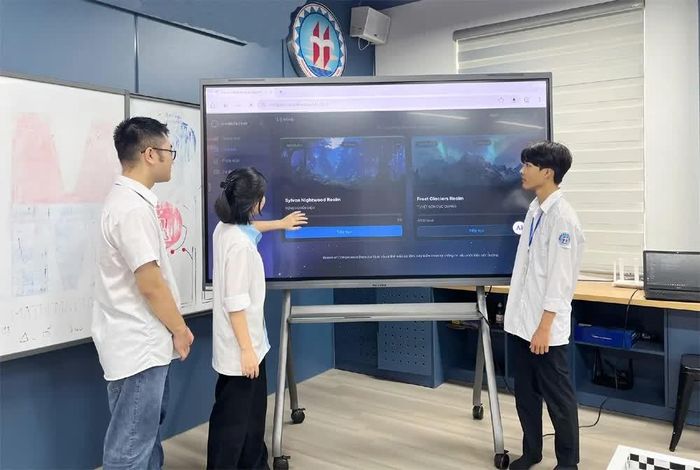 Nhóm học sinh Trường THPT Hạ Hòa thuyết minh quy trình triển khai dự án.