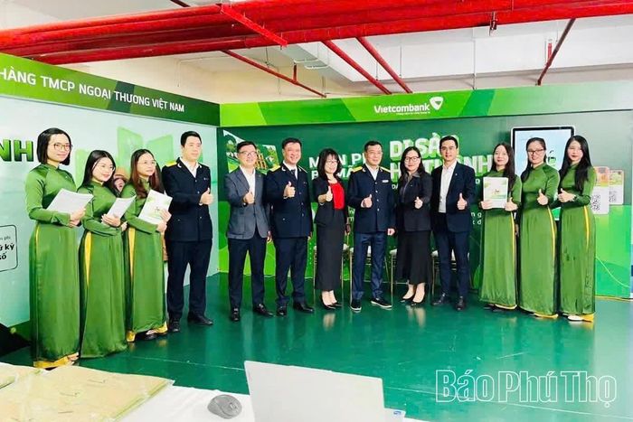 Đại diện Ban lãnh đạo Vietcombank, Lãnh đạo Cục Thuế TP Hà Nội và Vietcombank chi nhánh Sở giao dịch tại buổi tập huấn của Cục thuế thành phố Hà Nội.
