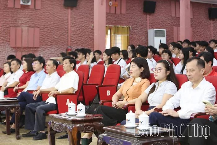 Các đồng chí lãnh đạo và đại biểu dự buổi ghi hình.