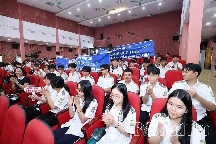 Cổ động viên "tiếp lửa" cho các thí sinh.