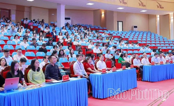 Các đại biểu, nhà khoa học, chuyên gia cùng các giảng viên nhà trường tham dự hội thảo.