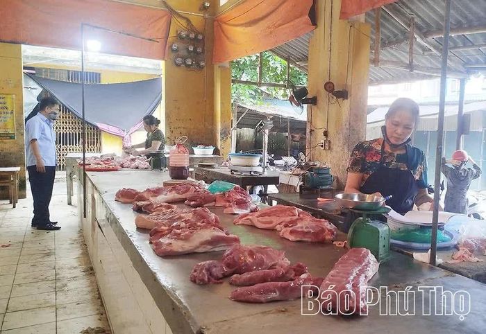 Dù giá lợn hơi giảm sâu, giá thịt lợn tại các chợ truyền thống vẫn chưa có biến động tương ứng, tạo thêm áp lực đối với người chăn nuôi trong khâu tiêu thụ sản phẩm.