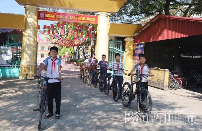Học sinh Trường THCS Phùng Nguyên thực hiện nghiêm các quy định khi tham gia giao thông.