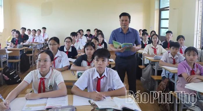 Trường THCS Phùng Nguyên, xã Phùng Nguyên lồng ghép phổ biến kiến thức pháp luật về an toàn giao thông trong môn học liên quan.