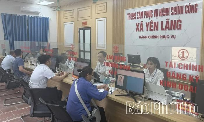 Cán bộ Trung tâm Phục vụ hành chính công xã Yên Lãng giải quyết thủ tục hành chính cho người dân.