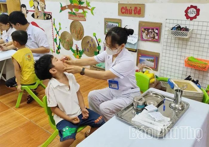 Học sinh các trường học trên địa bàn xã Tam Dương được uống vắc xin bại liệt, góp phần phòng ngừa bệnh và bảo vệ sức khỏe.