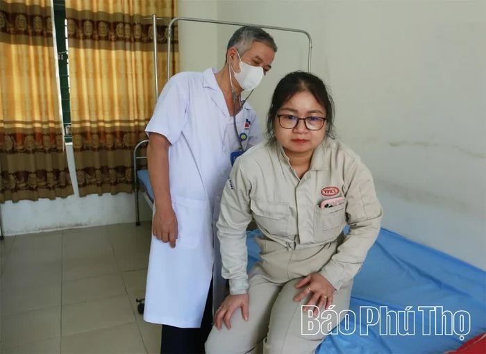 Bác sĩ Trạm Y tế xã Tam Dương khám bệnh, tư vấn chăm sóc sức khỏe cho người dân trên địa bàn.