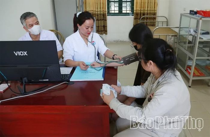 Nhân viên y tế đo huyết áp, theo dõi tình trạng sức khỏe cho người dân.