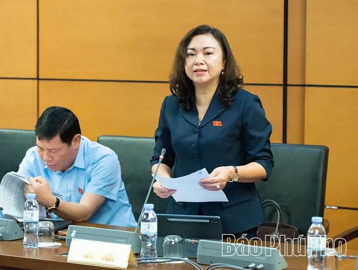 Đại biểu Quốc hội tỉnh Phú Thọ Đặng Bích Ngọc thảo luận ở Tổ.