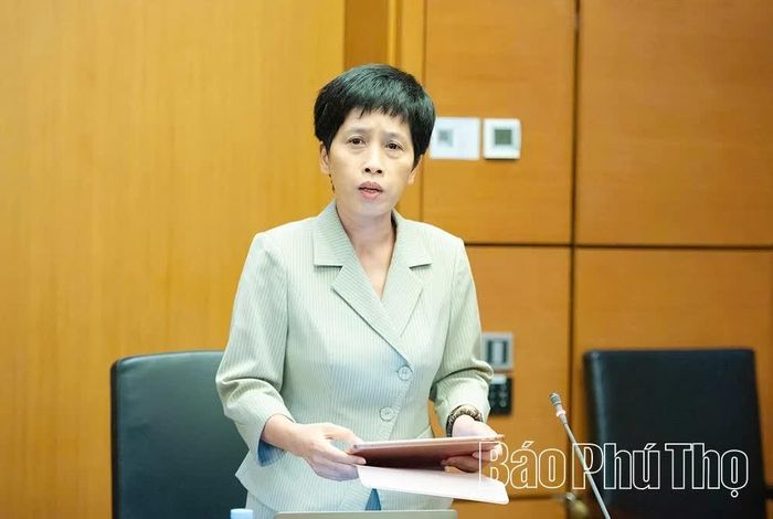 Đại biểu Quốc hội tỉnh Phú Thọ Nguyễn Thị Phú Hà thảo luận ở Tổ.