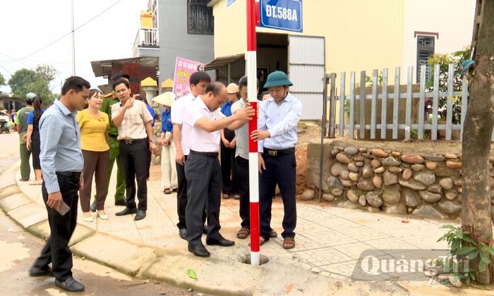 Cắm biển tên đường tại xã Ba Lòng - Ảnh: D.H
