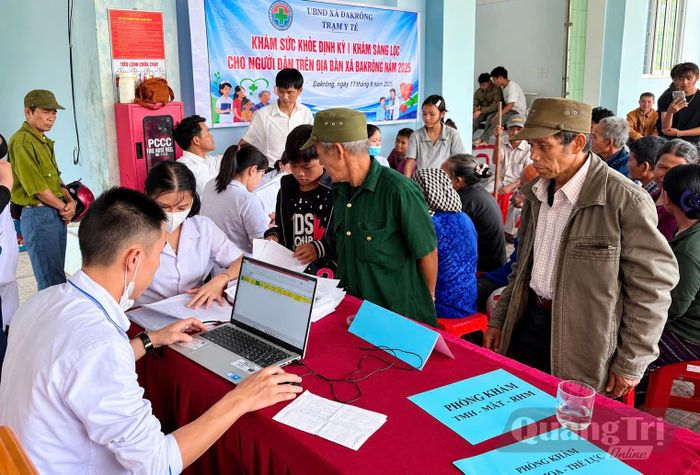 Trạm Y tế xã Đakrông tổ chức khám sức khỏe định kỳ, sàng lọc cho người dân trên địa bàn - Ảnh: M.H