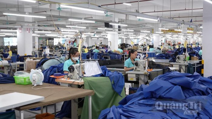 Công nhân Công ty TNHH MTV Dụng cụ du lịch Jinquan Việt Nam tăng ca, nâng cao năng suất để kịp hoàn thành các đơn hàng - Ảnh: B.C