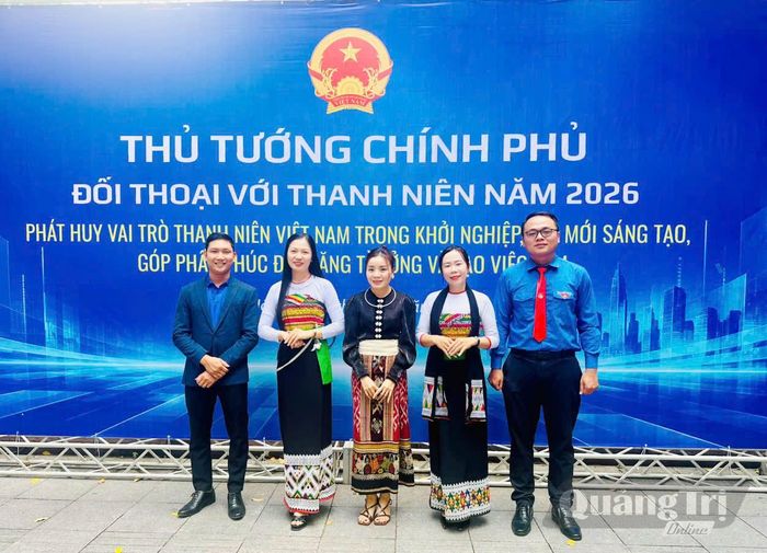 Anh Phan Thanh Sơn (ngoài cùng bên trái) tham gia chương trình Thủ tướng Chính phủ đối thoại với thanh niên năm 2026 - Ảnh: NVCC